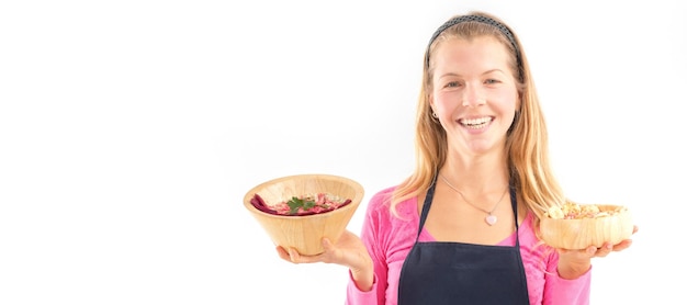 Kucharz trzymający miskę z sałatką